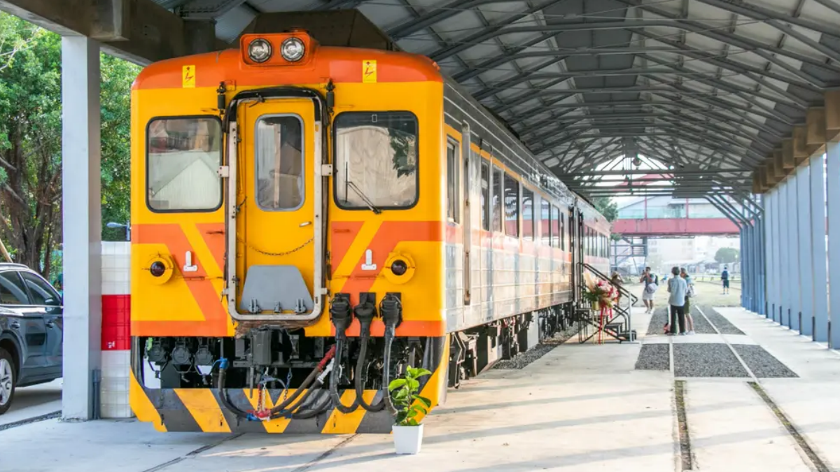 業者將火車車廂打造成全台唯一「火車麵包店」。（圖片來源：多肉動物-以食物為座標的女人）
