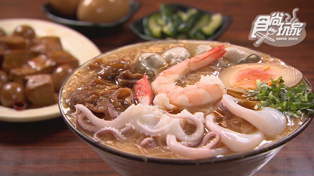 裡面有大腸、透抽、蚵仔等配料，非常澎派。
