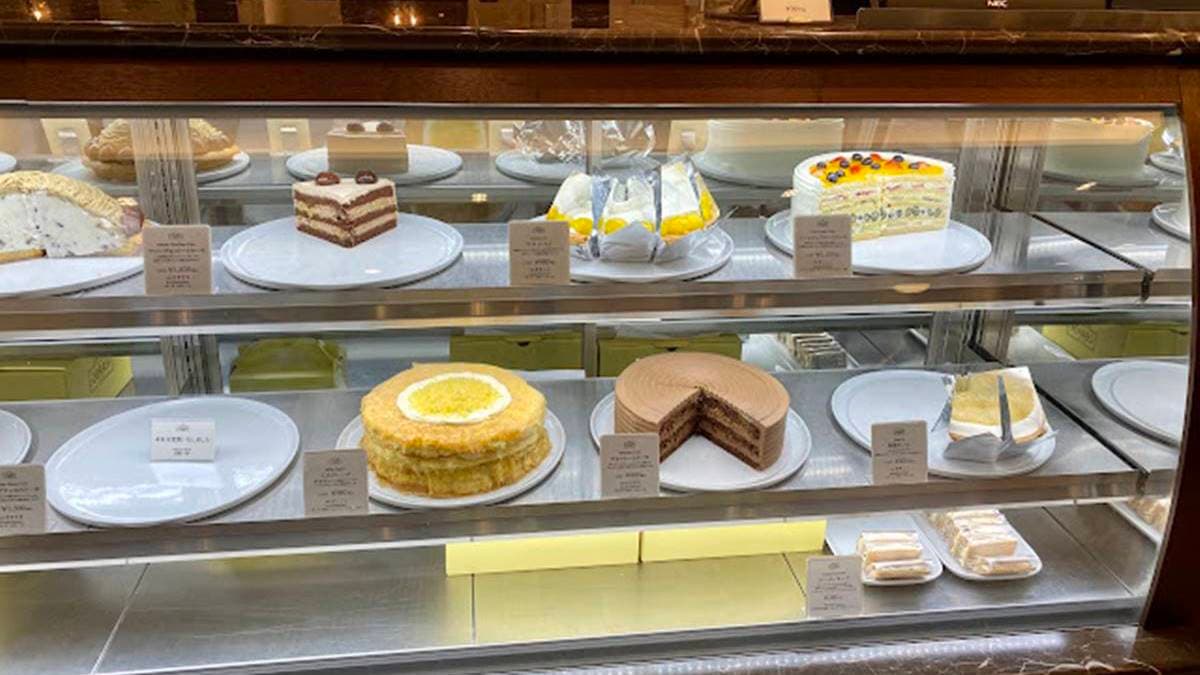 走進店內就可以看到一個大蛋糕櫃。（圖片來源：十六行跡）