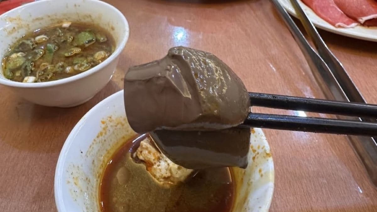 招牌鴨血被網友譽為「夢幻鴨血」，只能燜透不能開火煮透，吃起來Q嫩多汁。（圖片來源：齊味麻辣鴛鴦鍋）