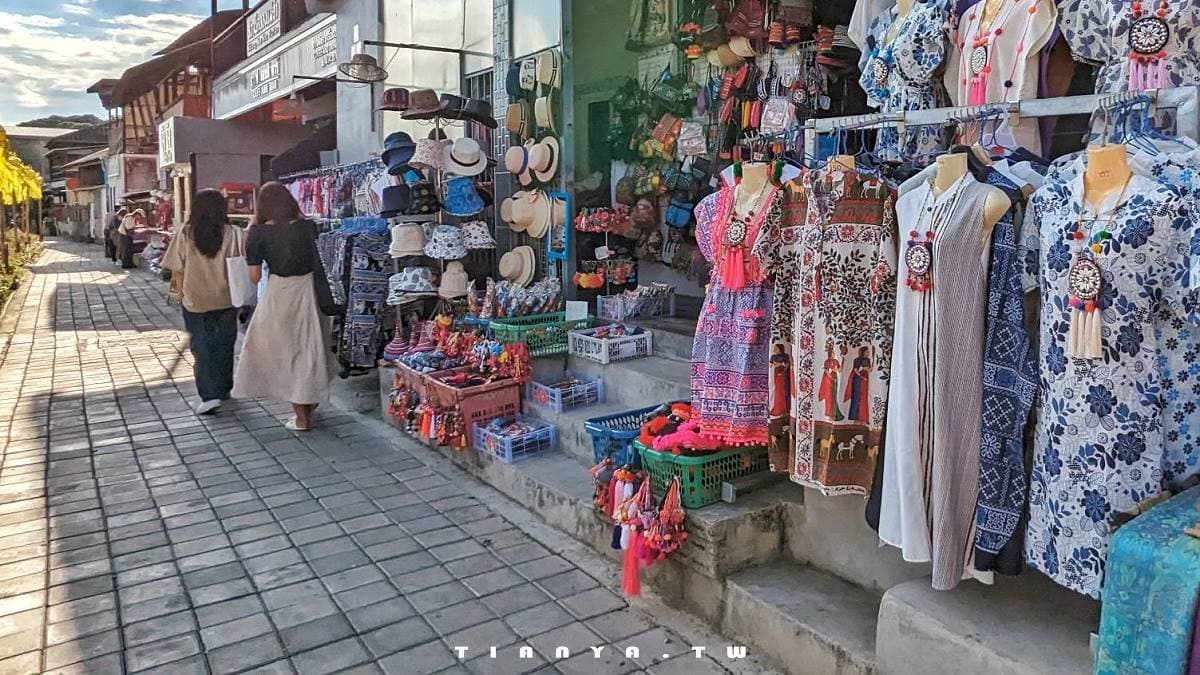 河道兩旁是各種小店，好逛又好買。（圖片來源：下一站，天涯）