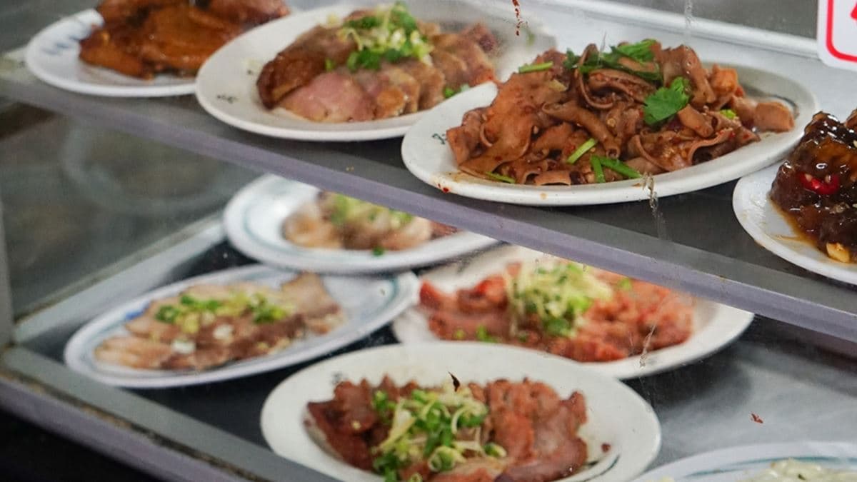 一整櫃滿滿的小菜，看起來挺豐盛。（圖片來源：美食旅遊生活分享。欣晴）