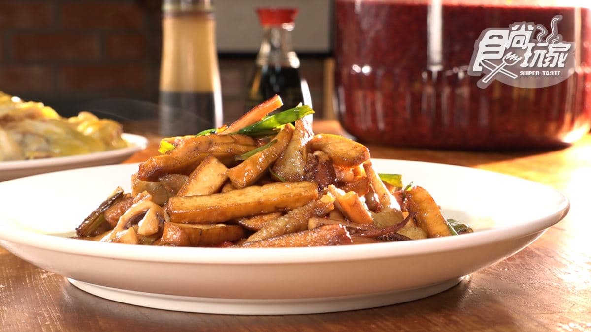 「客家小炒」的肉很大塊，吃起來很過癮。