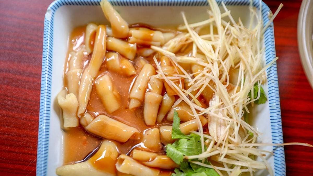 「鵝腸」吃起來又脆又新鮮，配甜辣醬、香菜和薑絲最美味。（圖片來源：陳小可的吃喝玩樂）