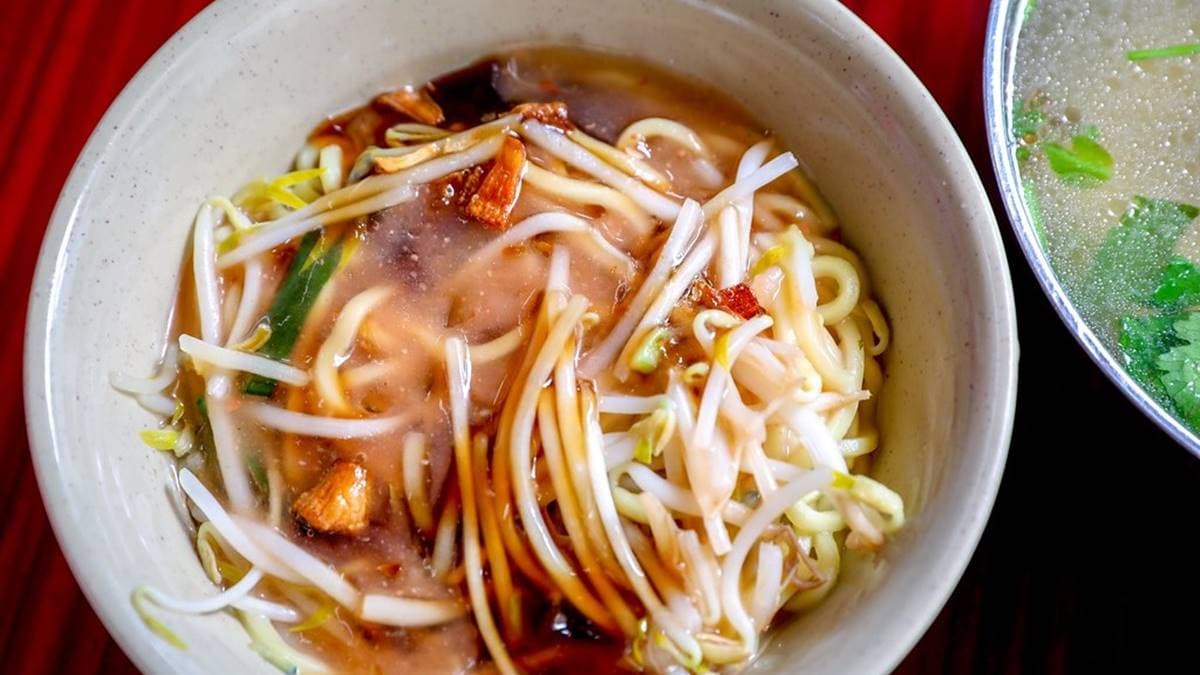「油麵」麵體較粗且Ｑ，搭配醬料超唰嘴。（圖片來源：陳小可的吃喝玩樂）
