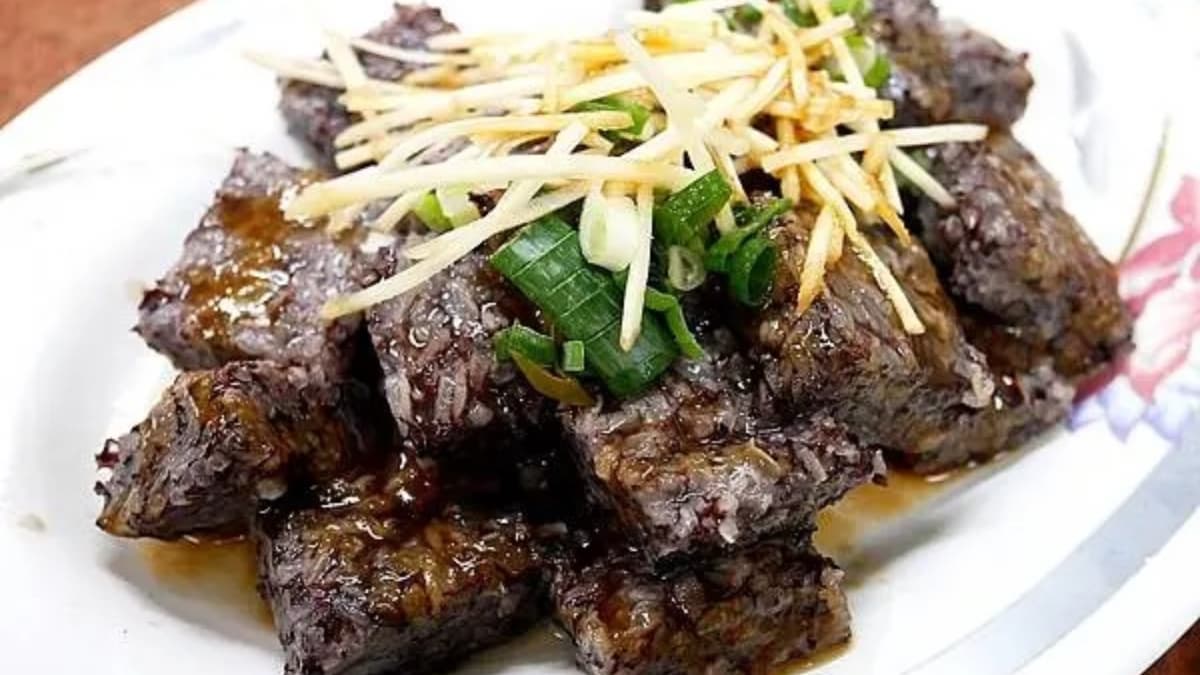 「米血」是店家手工製作，口感微濕軟但不失美味。（圖片來源：靜香EAT）