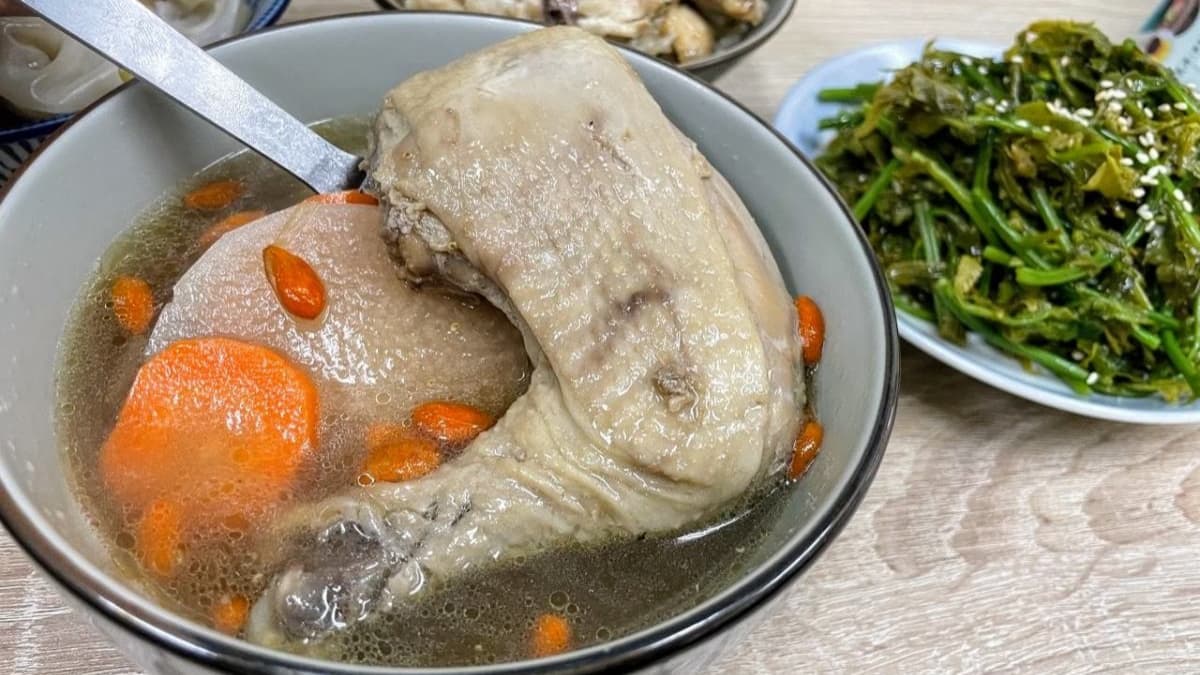「梅子雞腿湯」（115元）以酸甜的梅子味引出雞肉的鮮甜，讓人一口接一口。（圖片來源：蓋瑞哥機票獵人）