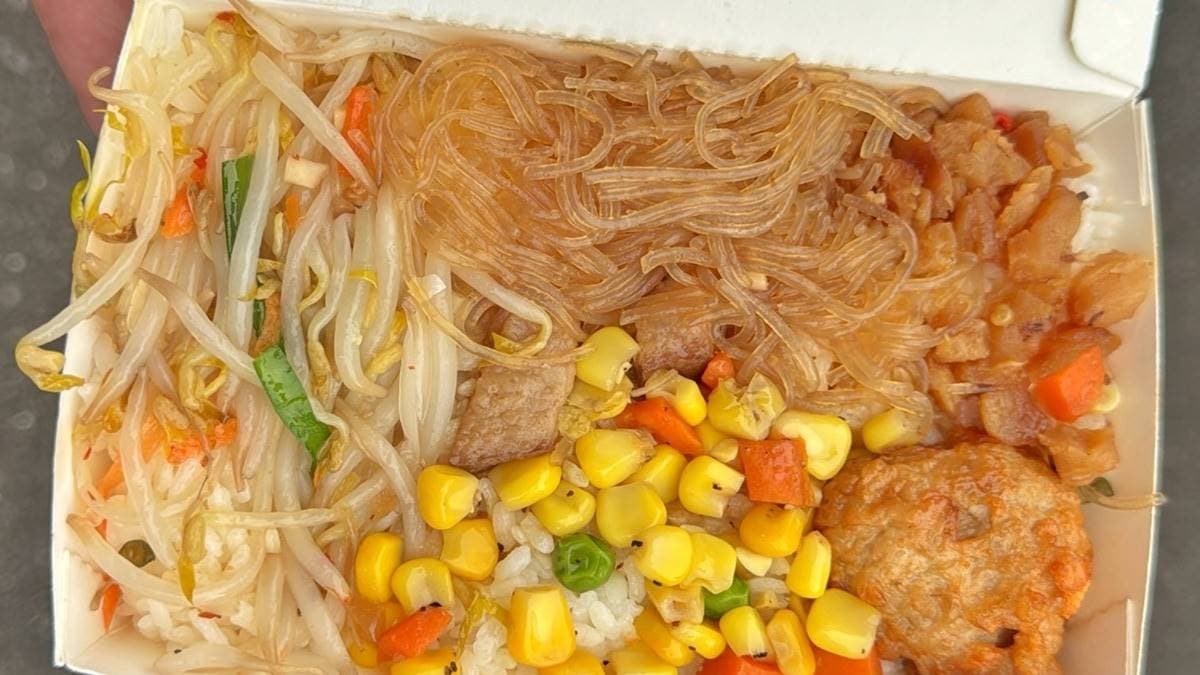 便當都會附上３樣基本配菜，也可加購荷包蛋。（圖片來源：痴吃的玩）