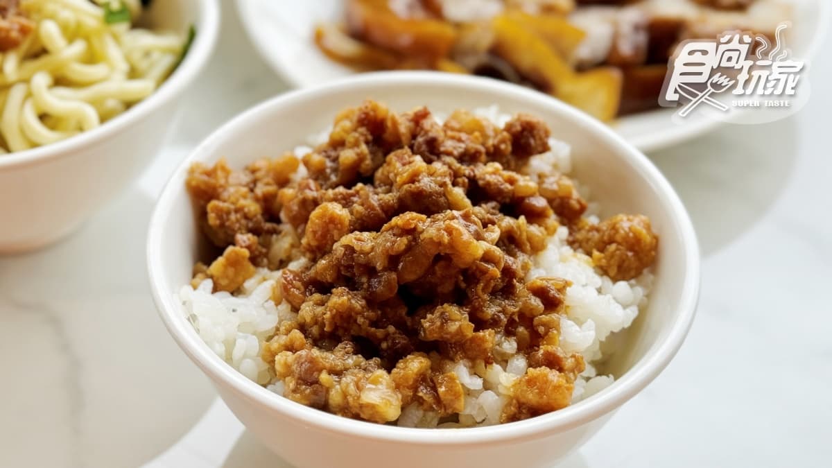 這邊的肉燥屬於口味偏重的路線，鹹香夠味，無論拌麵、拌飯都超唰嘴！