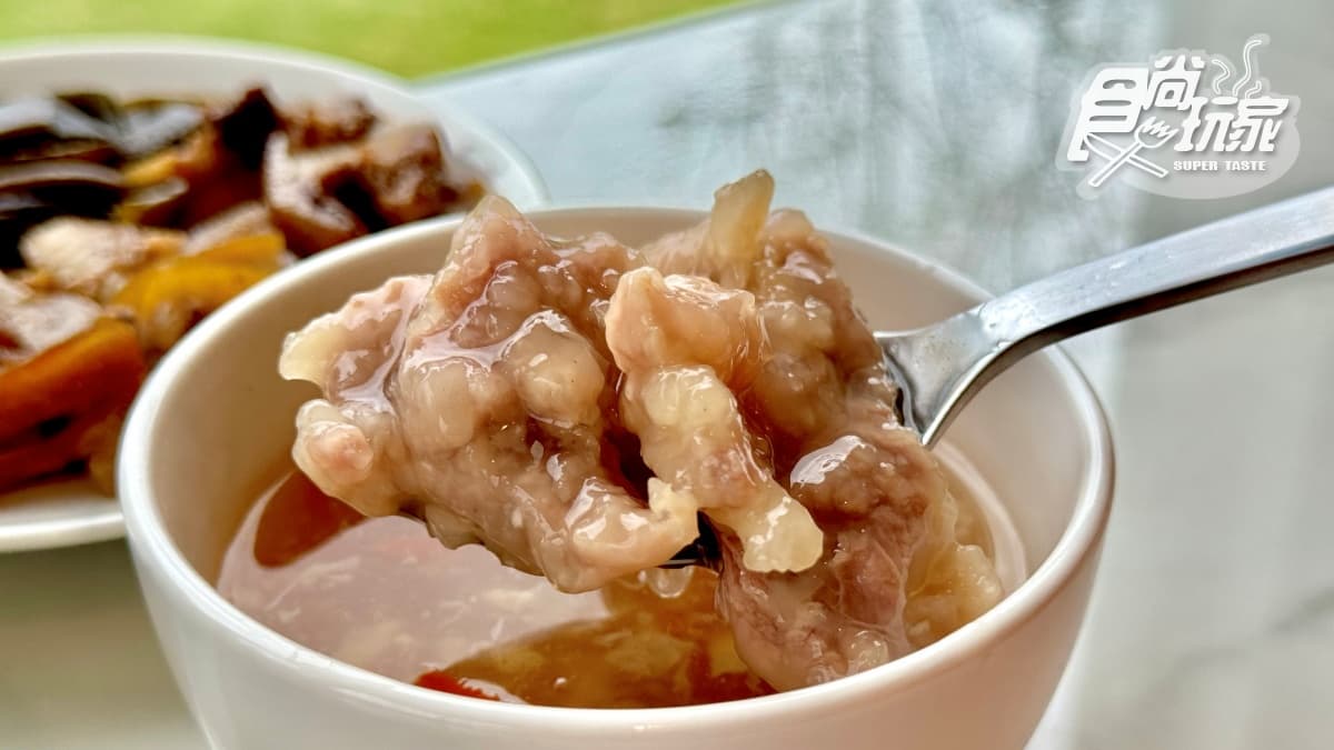 招牌「肉羹湯」，裡頭的肉羹很大塊、肉感十足，湯頭清甜順口。
