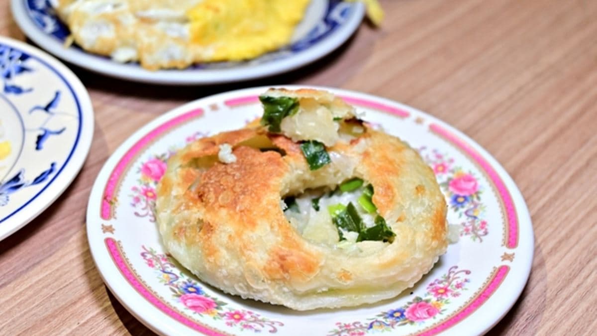 「蔥仔餅」也可以加蛋吃。（圖片來源：吳大妮的生活筆記本）