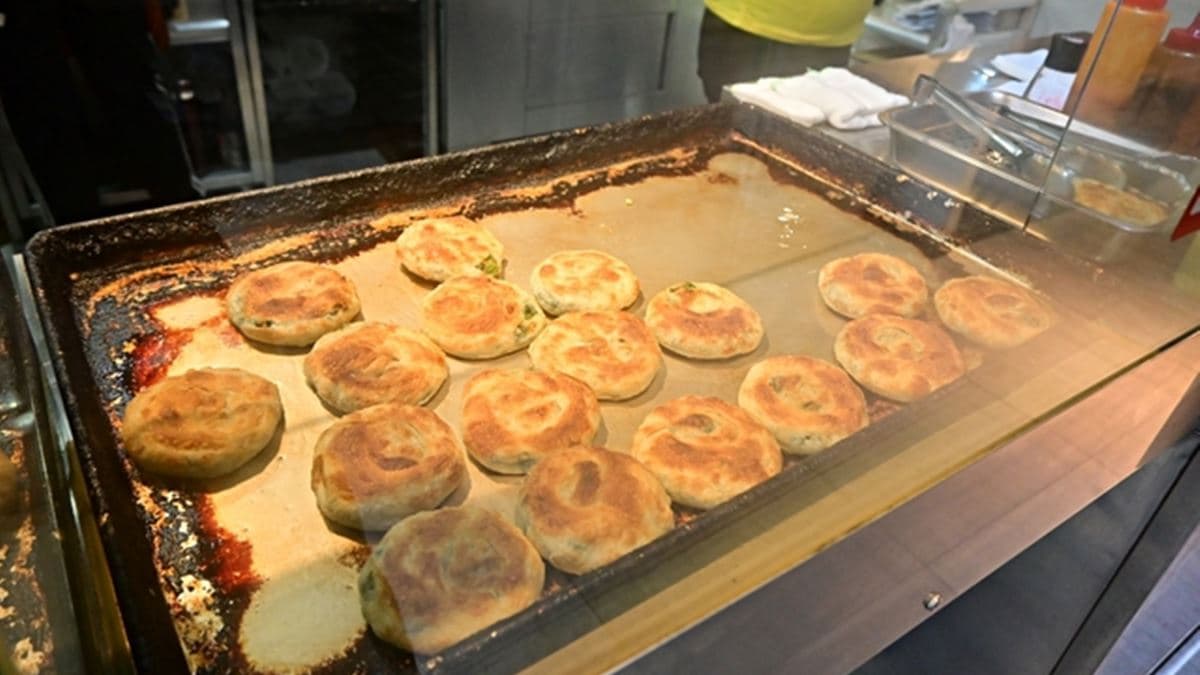 「蔥仔餅」是來店必吃的品項。（圖片來源：吳大妮的生活筆記本）