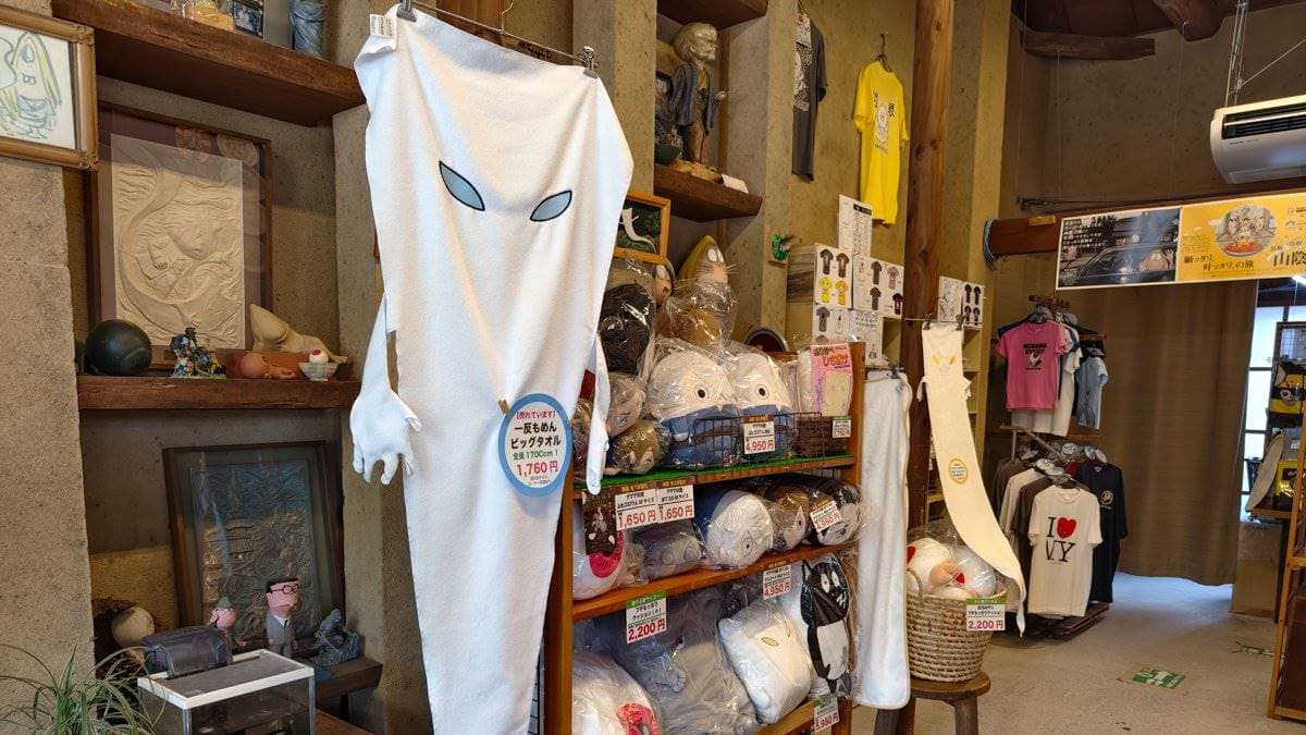 神社伴手禮店賣以《鬼太郎》動漫為主的紀念品。（圖片來源：傳說中的挨踢部門）