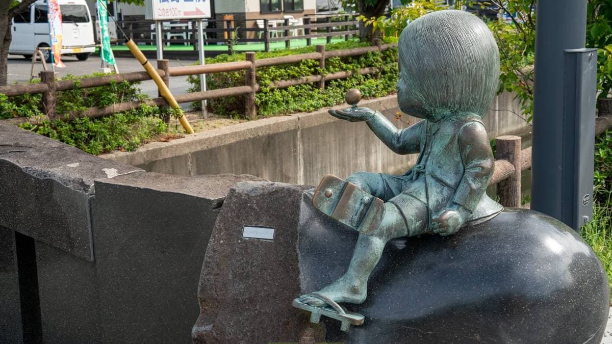 沿途可以看到各種鬼太郎的雕像。（圖片來源：傳說中的挨踢部門）