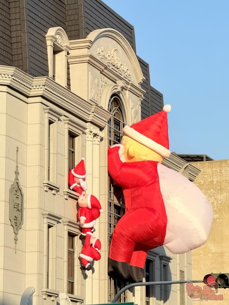 街邊驚見「巨大聖誕老公公」翻牆中！佛心價法式甜點藏在這，蛋糕60元起爽吃