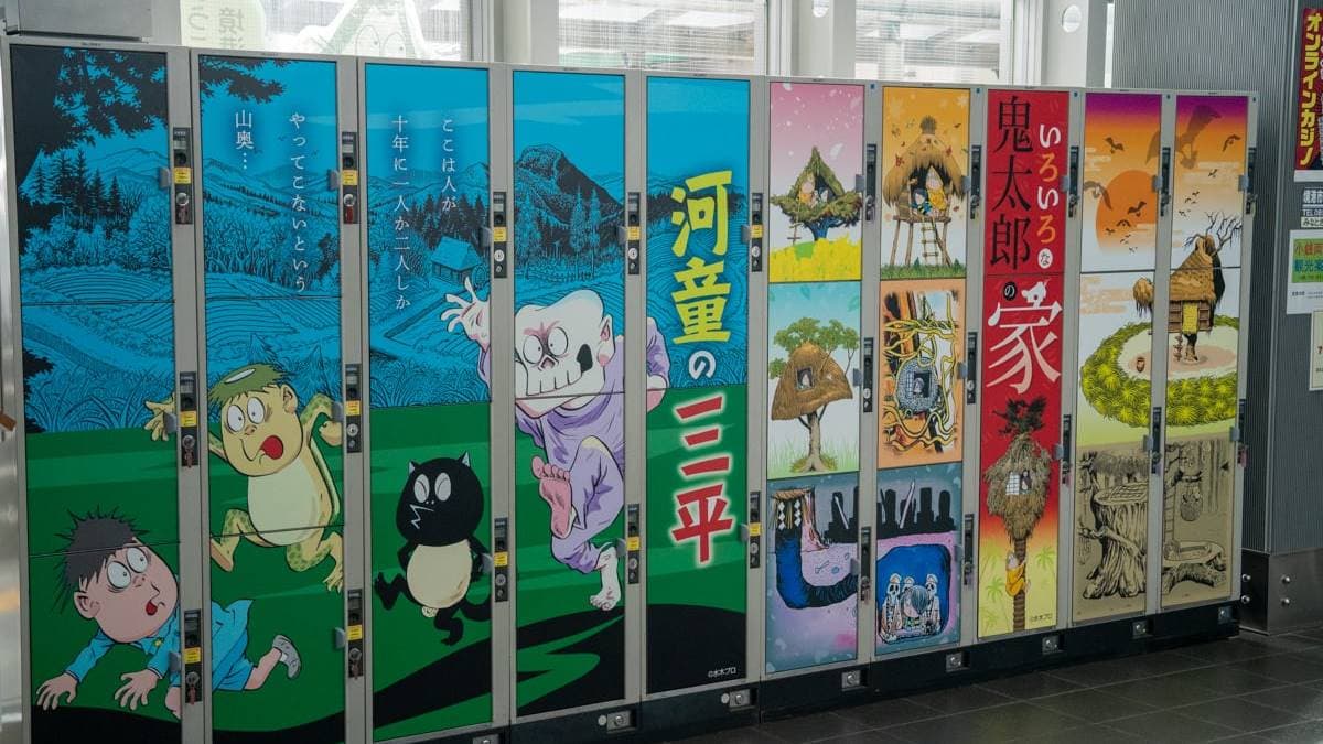 境港車站內有很多鬼太郎角色的各種造型的公共設施。（圖片來源：傳說中的挨踢部門）