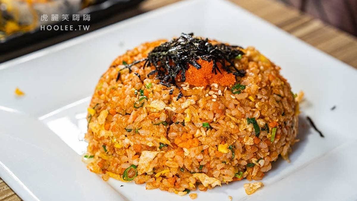 「鮭魚海膽炒飯」炒得鬆軟，除了魚肉、炒蛋，還加了蝦卵增添口感。（圖片提供：虎麗笑嗨嗨）