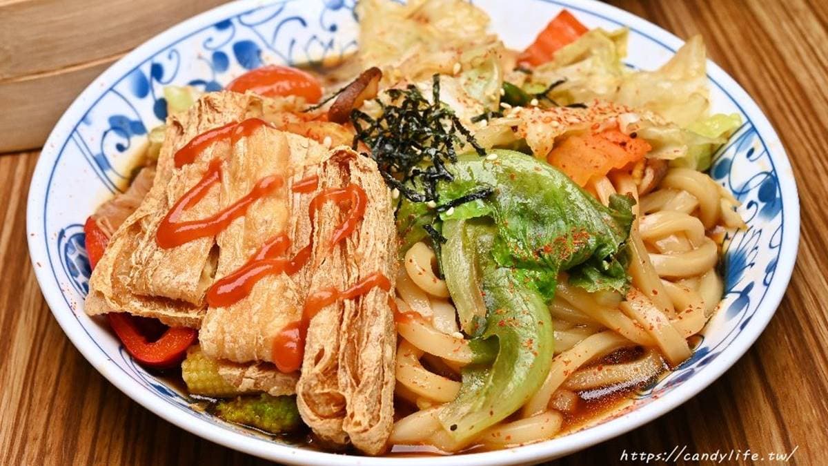 「日式鮮蔬炒烏龍」使用Q彈的讚岐烏龍麵，搭配多種蔬菜，口感豐富。（圖片來源：糖糖's 享食生活）
