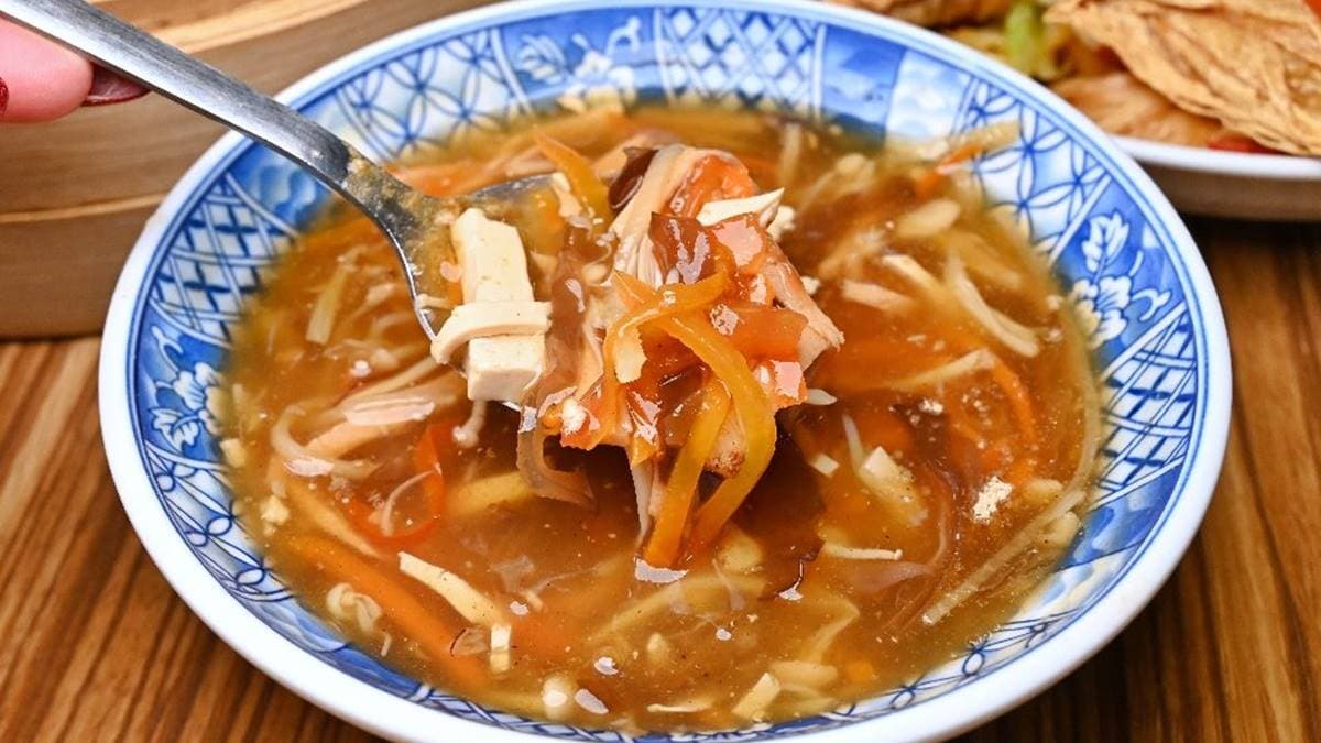 享用主食不夠飽，也能來碗滿滿都是料的「獨門酸辣湯」。（圖片來源：糖糖's 享食生活）