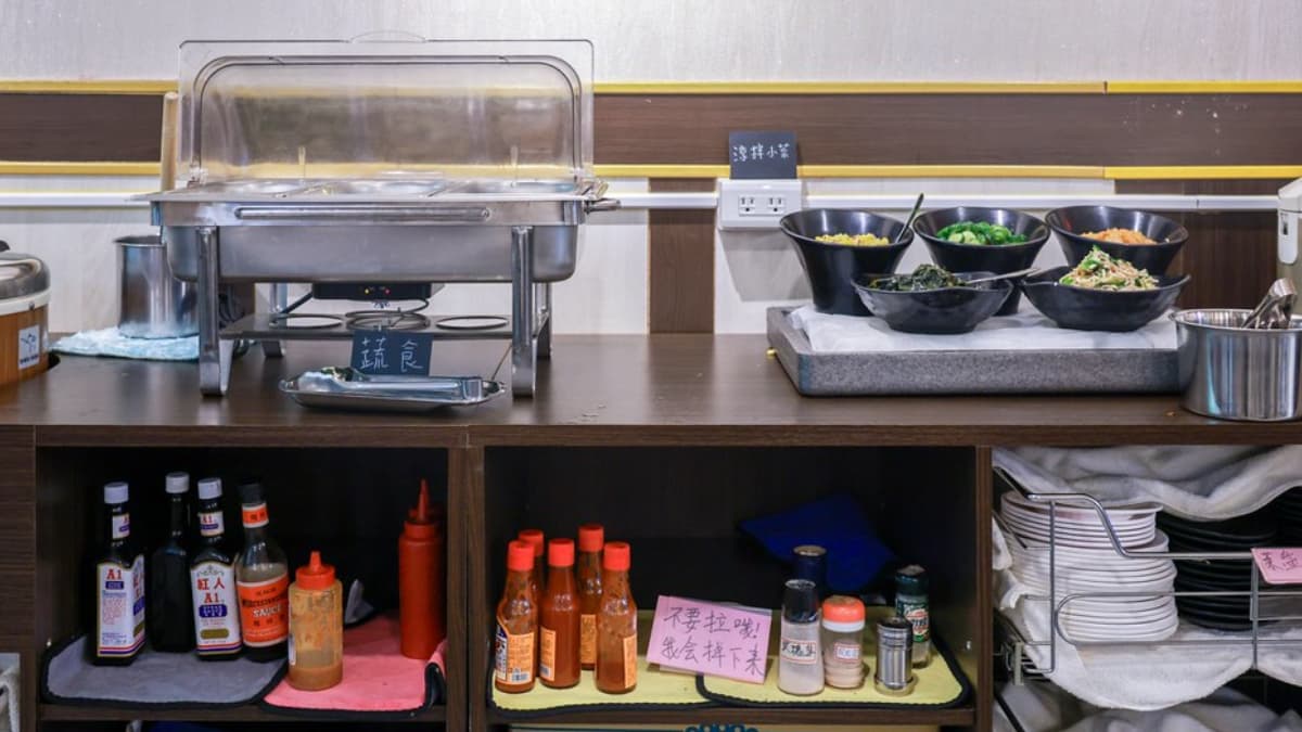 點排餐可免費享用自助吧，提供多樣蔬菜、滷肉飯、玉米濃湯等熱食。（圖片來源：陳小可的吃喝玩樂）