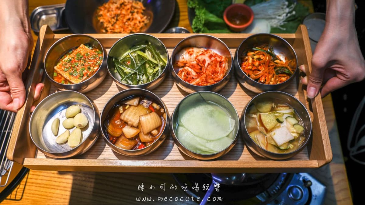泡菜、韓式涼拌馬鈴薯、辣味豆芽等小菜通通可以無限續。（圖片來源：陳小可的吃喝玩樂）