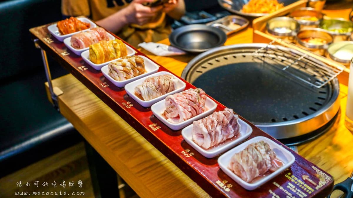 「招牌八色套餐」是店內人氣必點，一次可以吃到８種不同調味的肉品。（圖片來源：陳小可的吃喝玩樂）