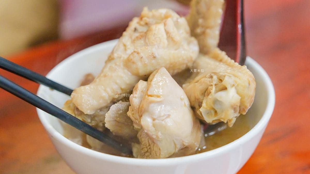 土雞肉切得非常大塊。（圖片來源：大胃米粒 DAVID & MILLY）