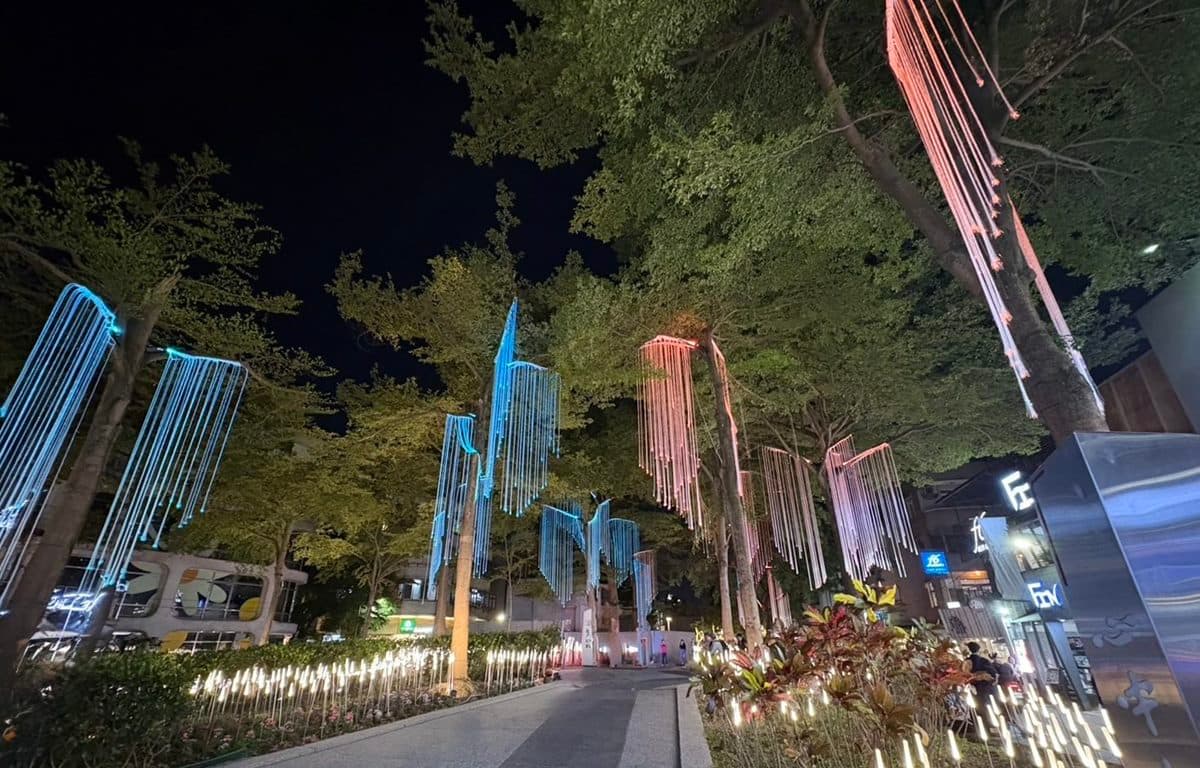 台北最美燈海樂園！餐車、美食聖誕市集免費逛，還能打卡４公尺巨型藍鯨