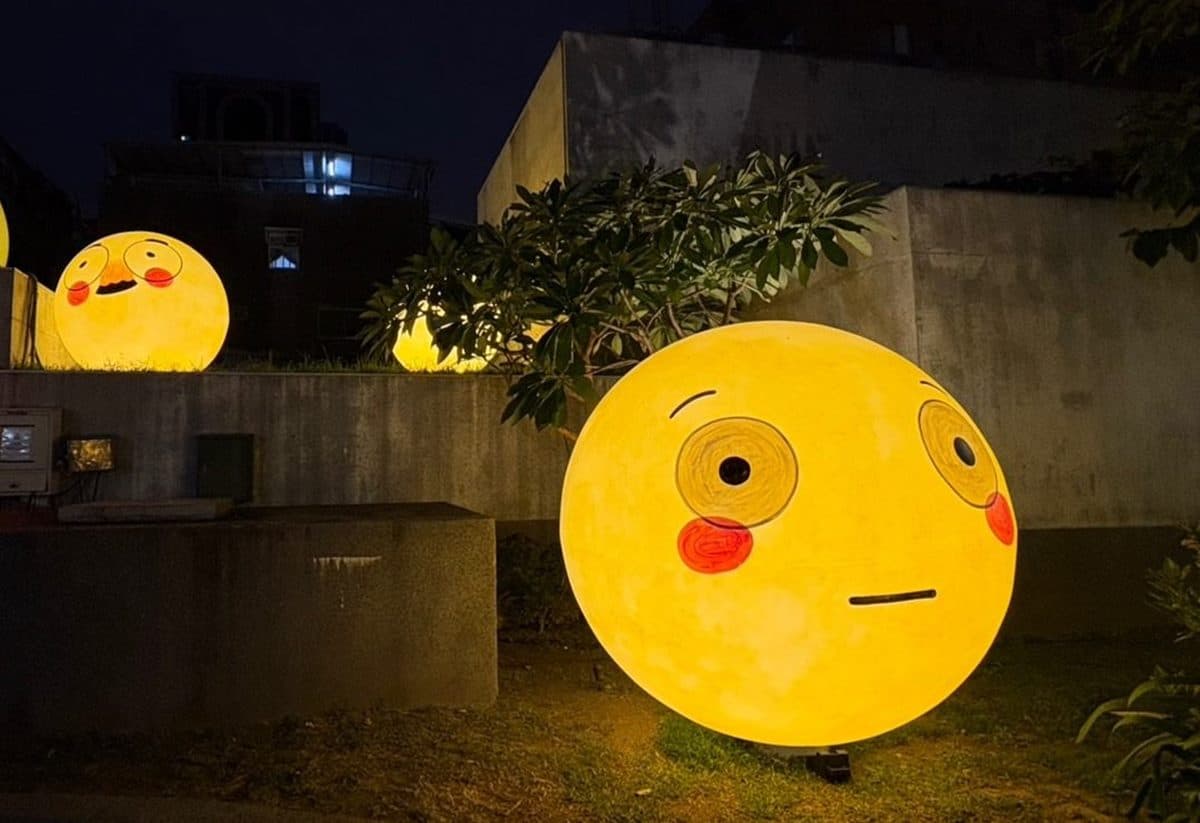 台北最美燈海樂園！餐車、美食聖誕市集免費逛，還能打卡４公尺巨型藍鯨