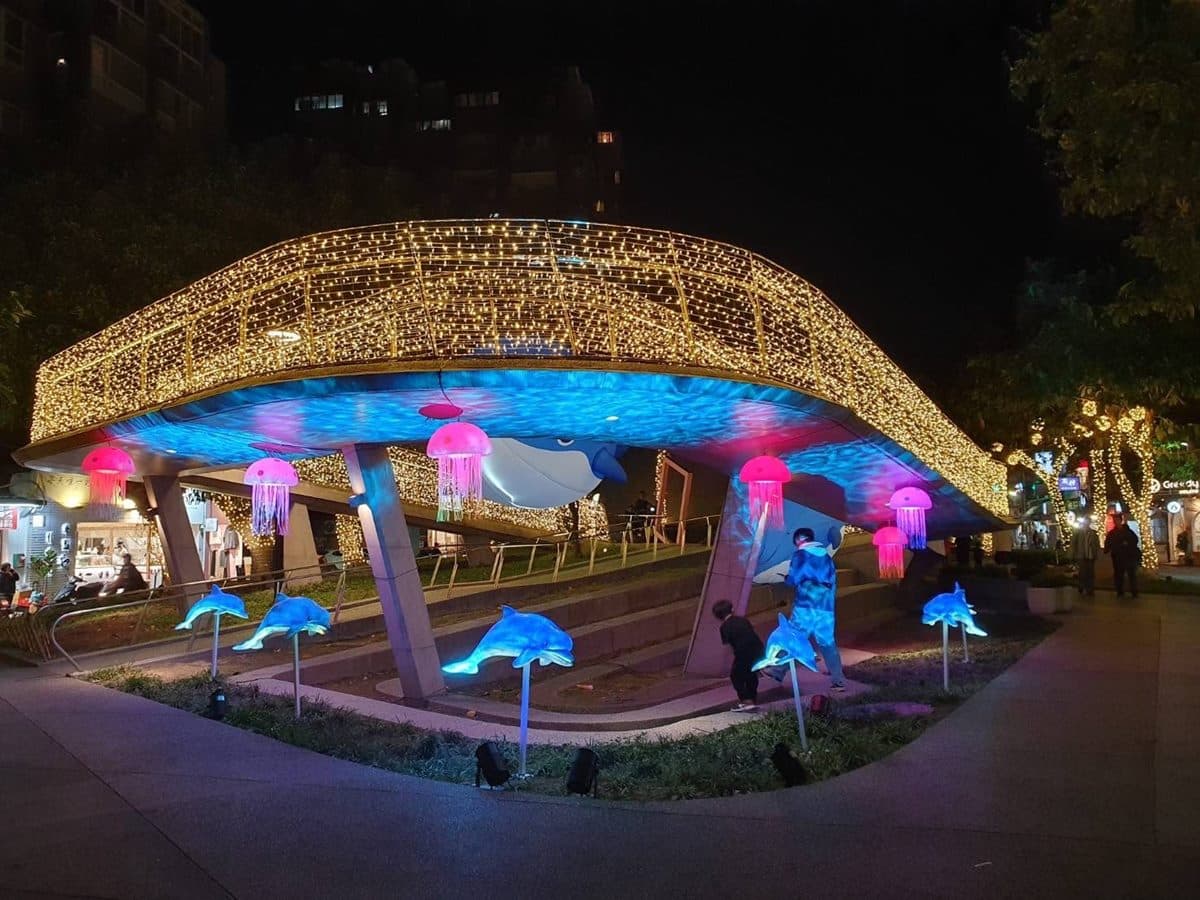 台北最美燈海樂園！餐車、美食聖誕市集免費逛，還能打卡４公尺巨型藍鯨