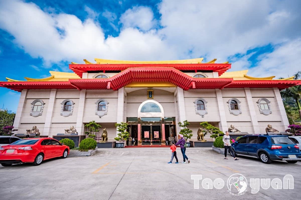 東南亞最大「室內武財神」在桃園！求財必看參拜流程，打卡超有梗地景藝術