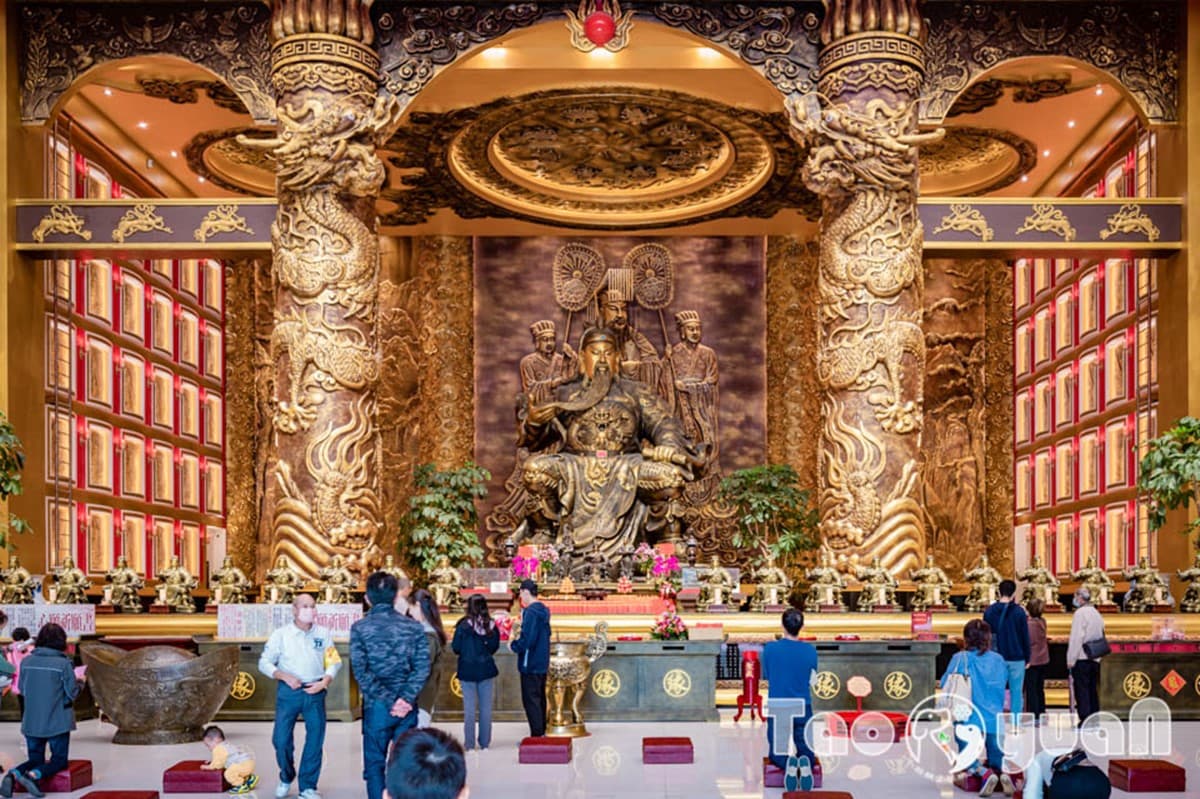 東南亞最大「室內武財神」在桃園！求財必看參拜流程，打卡超有梗地景藝術
