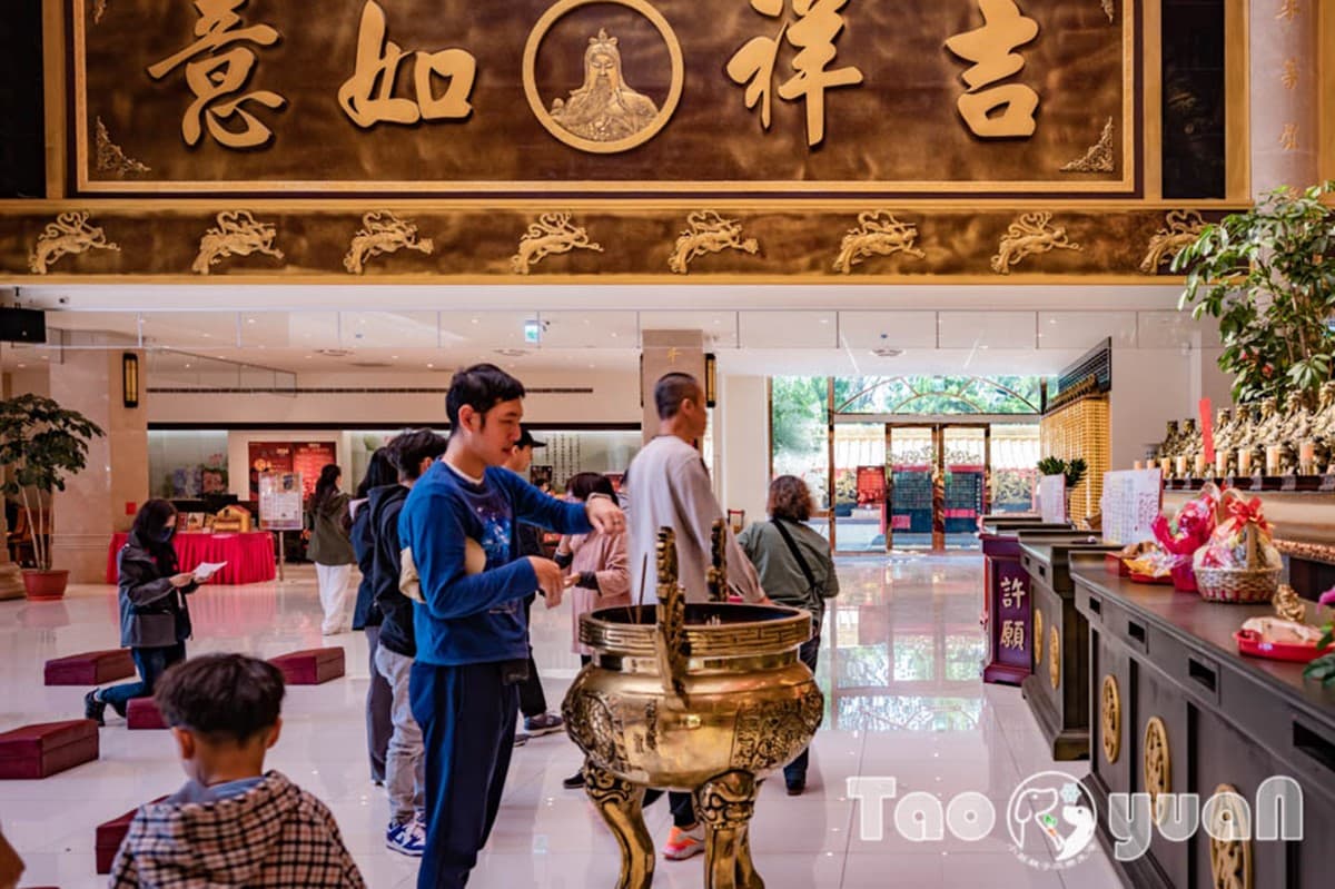 東南亞最大「室內武財神」在桃園！求財必看參拜流程，打卡超有梗地景藝術