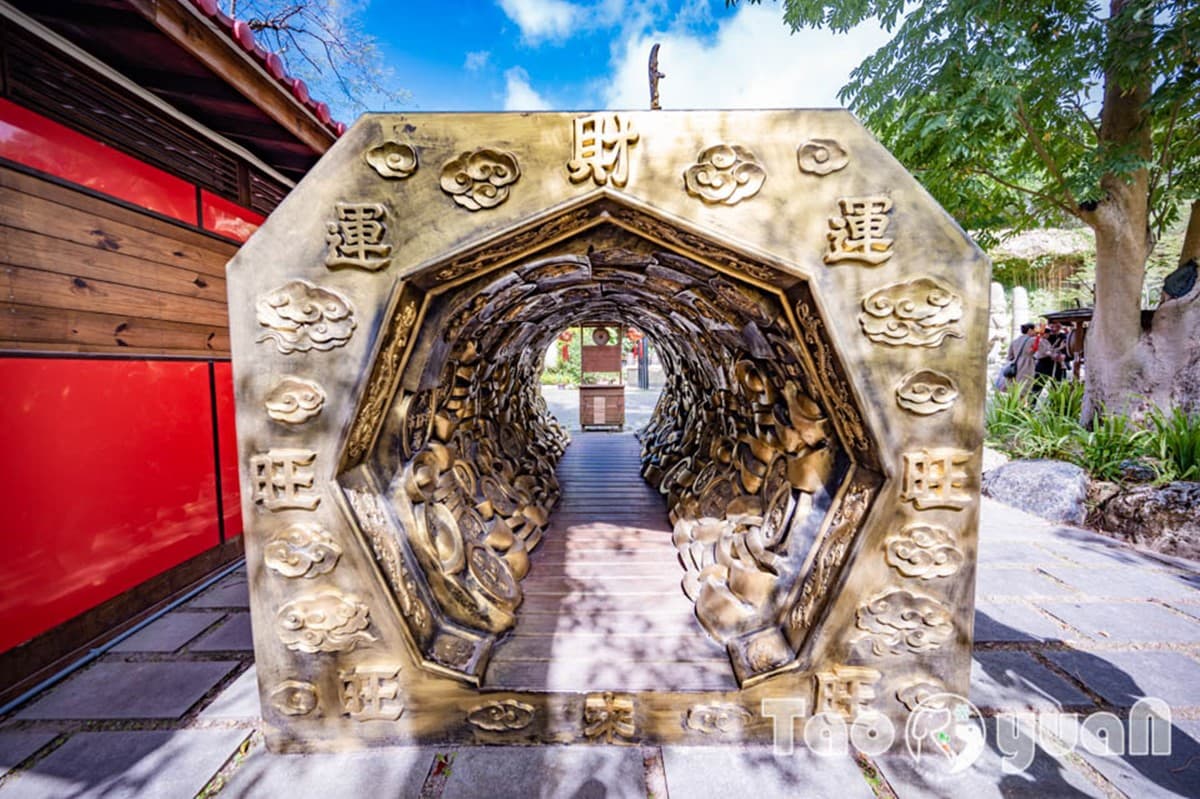東南亞最大「室內武財神」在桃園！求財必看參拜流程，打卡超有梗地景藝術
