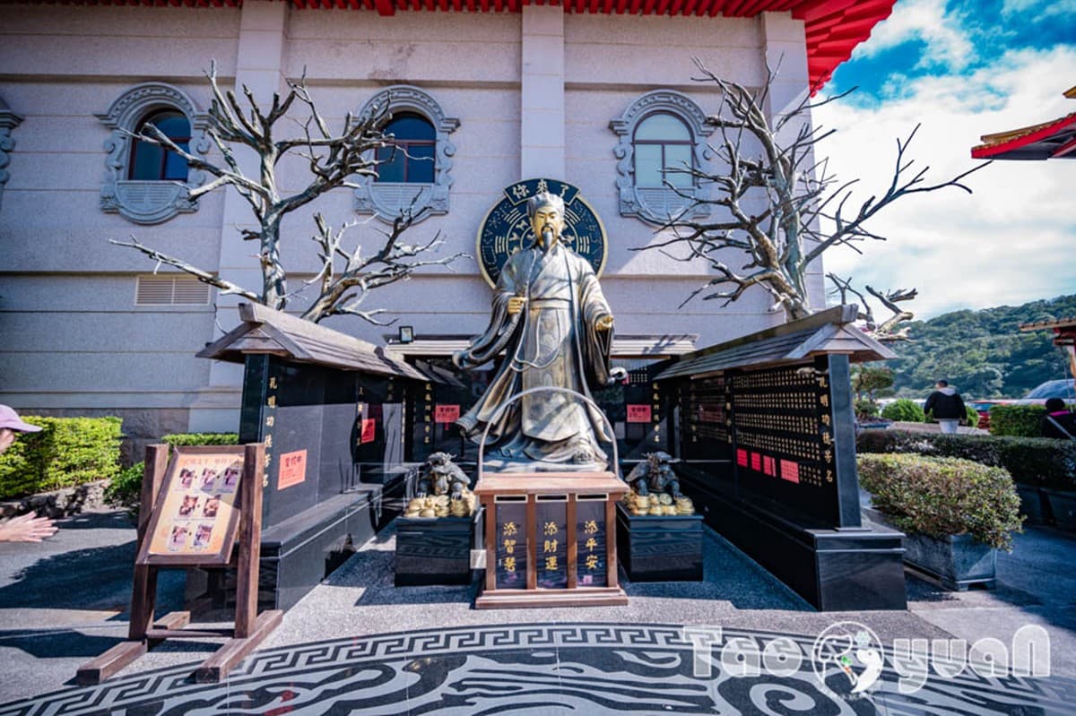 東南亞最大「室內武財神」在桃園！求財必看參拜流程，打卡超有梗地景藝術