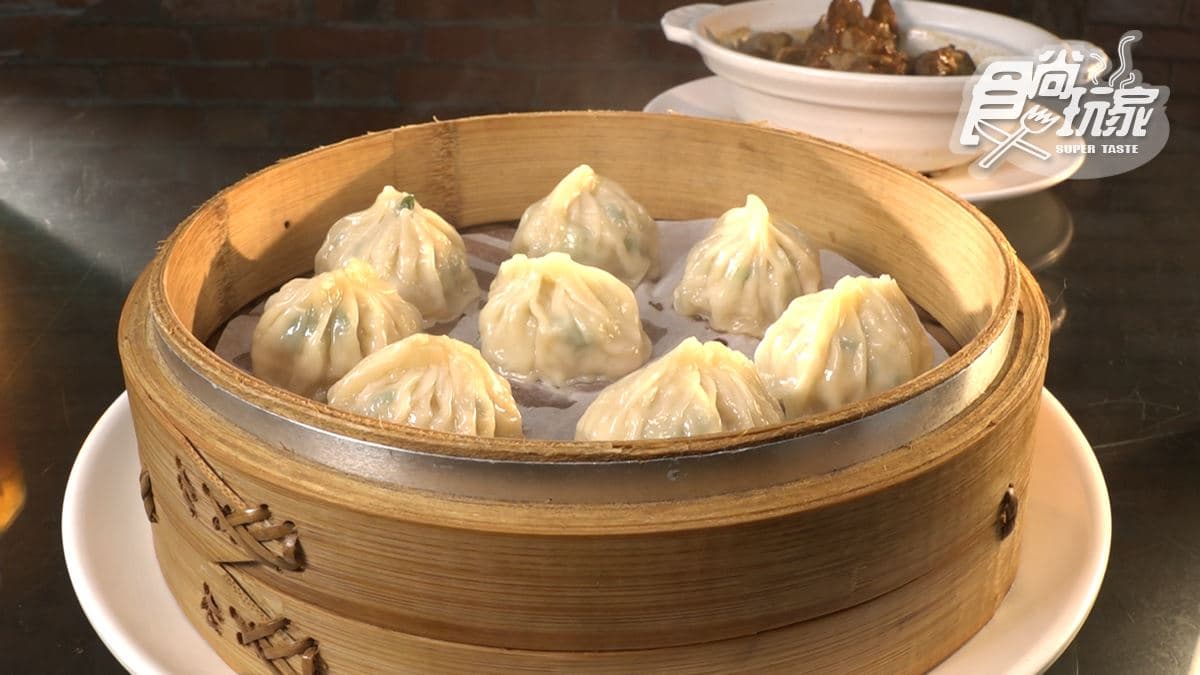 「三星蔥湯包」皮很薄，豬肉也很扎實。
