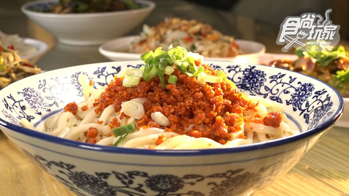 「二兩拉麵」上有滿滿的脆椒。