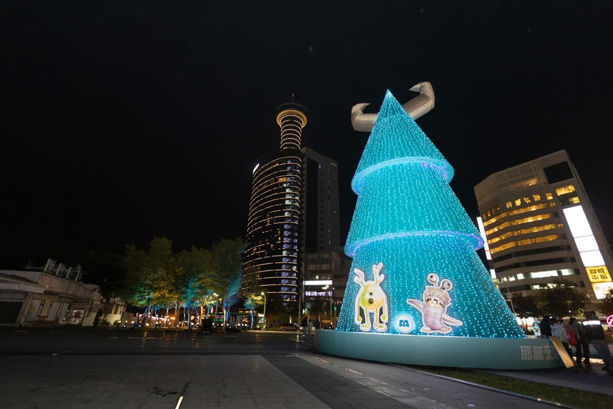 全台唯一毛怪聖誕樹！「2024台中耶誕嘉年華」本週開跑，天天有市集、燈光秀
