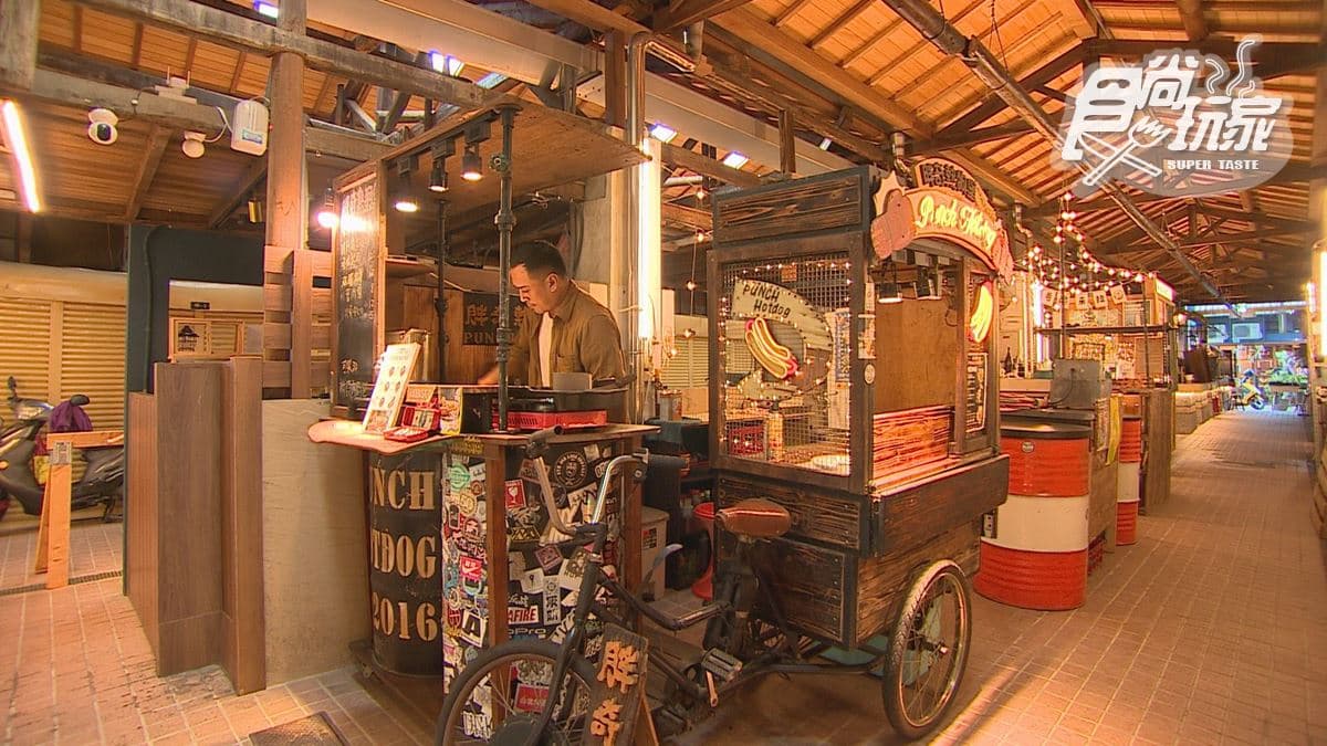 店家隱身在鹽埕第一公有市場裡頭。