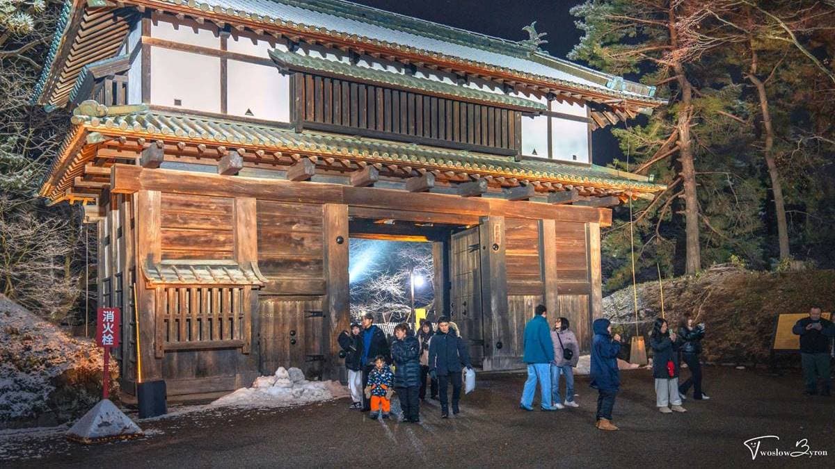 想參觀雪祭，可從弘前公園追手門進入。（圖片來源：慢慢與Byron的旅行泡泡）