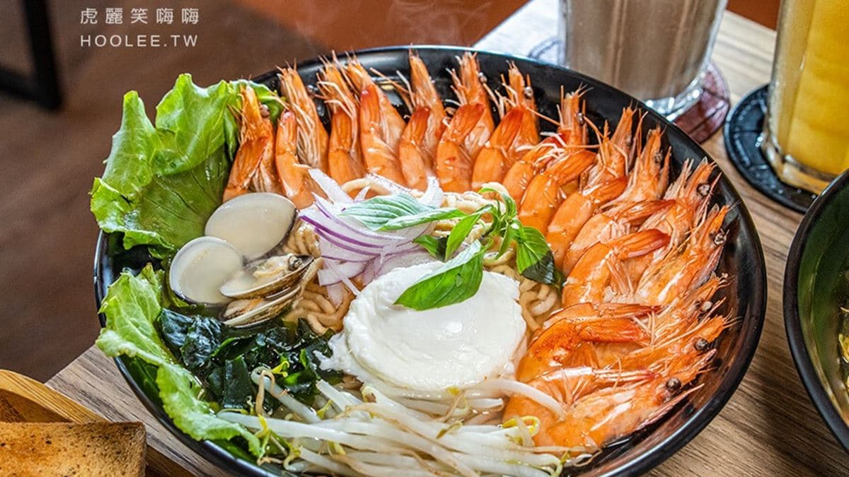 「愛妻鍋燒」有滿滿的鮮蝦，完全滿足蝦控味蕾。（圖片來源：虎麗笑嗨嗨）