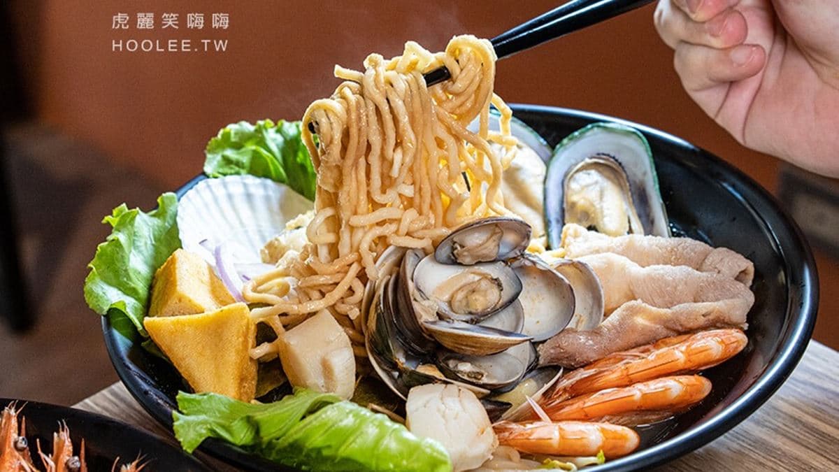 意麵麵條吸附湯汁，吃起來微Q不軟爛。（圖片來源：虎麗笑嗨嗨）