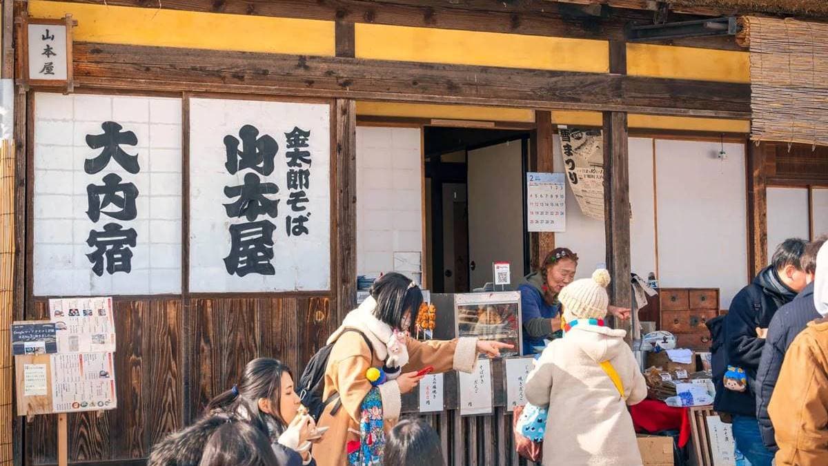 「雪祭」是大內宿冬季最盛大的活動，商家前的遊客絡繹不絕。（圖片來源：慢慢與Byron的旅行泡泡）