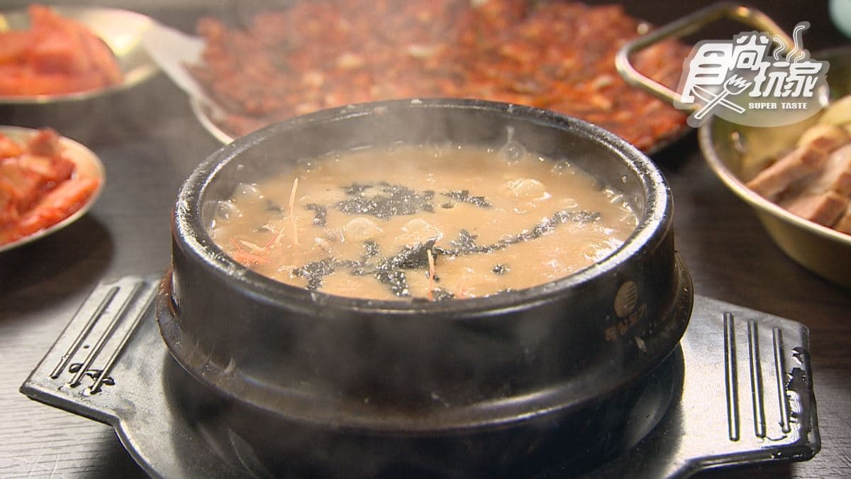 「韓式鮑魚蟹膏粥」裡面料很多，吃起來很滿足。