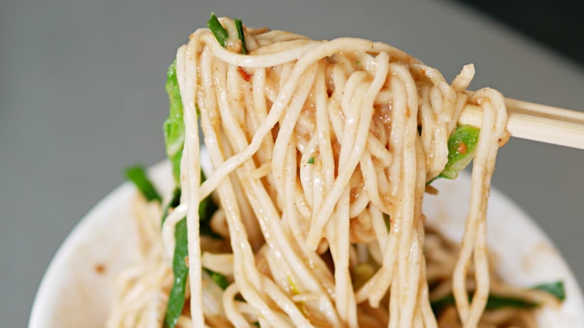 「乾麵」分量十足，吃得到淡淡麻醬香氣。（圖片來源：曼達愛吃鬼）