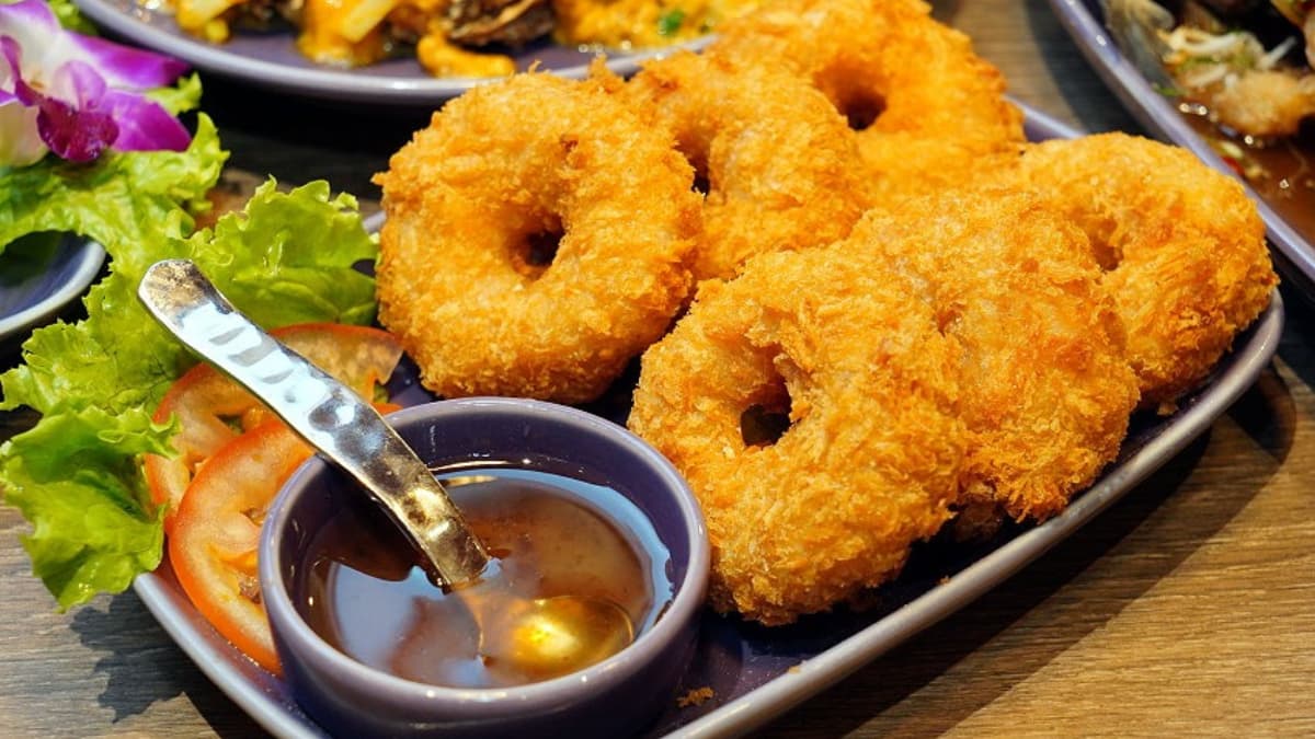 「金錢蝦餅」（420元）外酥內彈，搭配特調梅醬，酸甜解膩。（圖片來源：大口老師的走跳學堂）