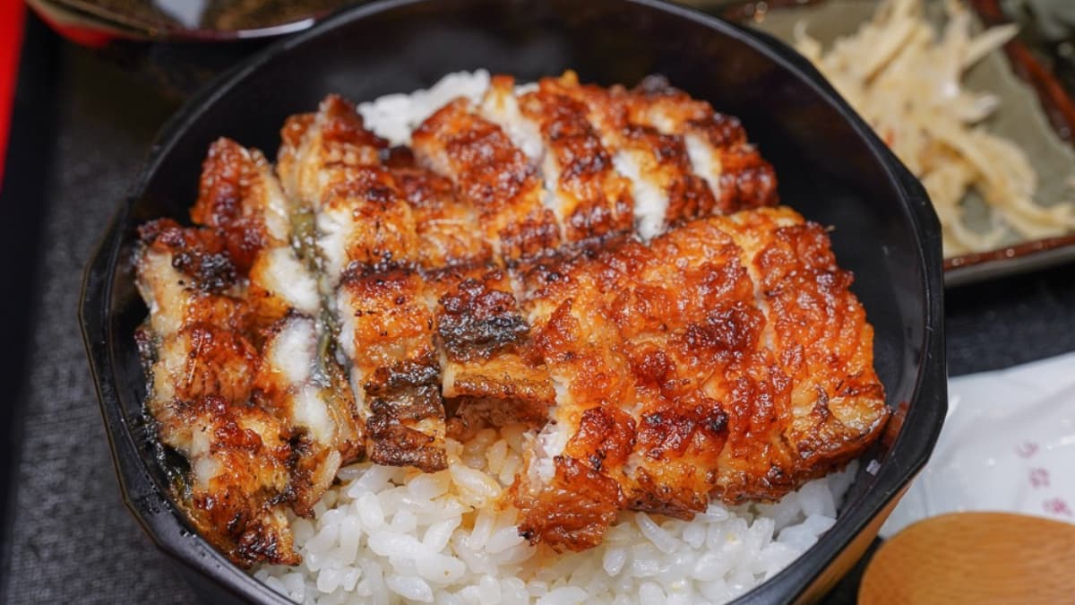 推薦必點「鰻櫃套餐」，提供一鰻三吃的獨特體驗。（圖片來源：緹雅瑪 美食旅遊趣）