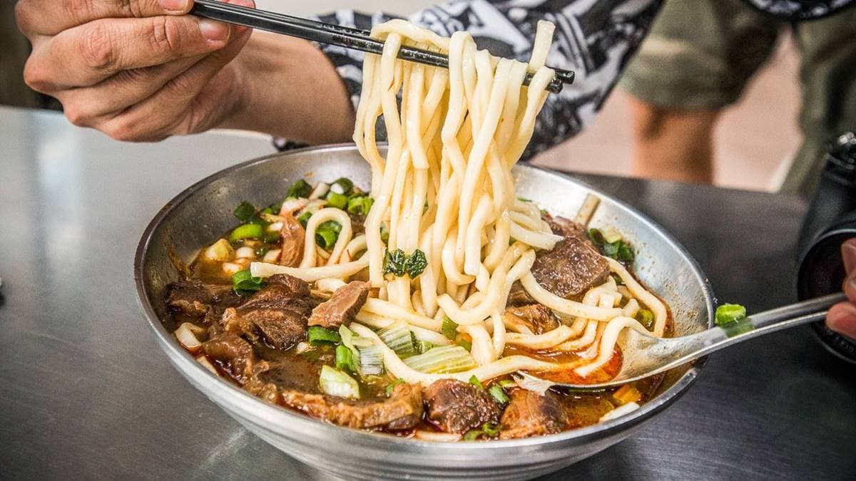 麵條使用的是很有口感的粗麵，吃不夠還能免費加湯、加麵１次！（圖片來源：大手牽小手。玩樂趣）