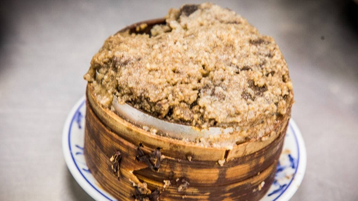 「粉蒸排骨」分量十足，也是老饕推薦必點的菜色。（圖片來源：大手牽小手。玩樂趣）