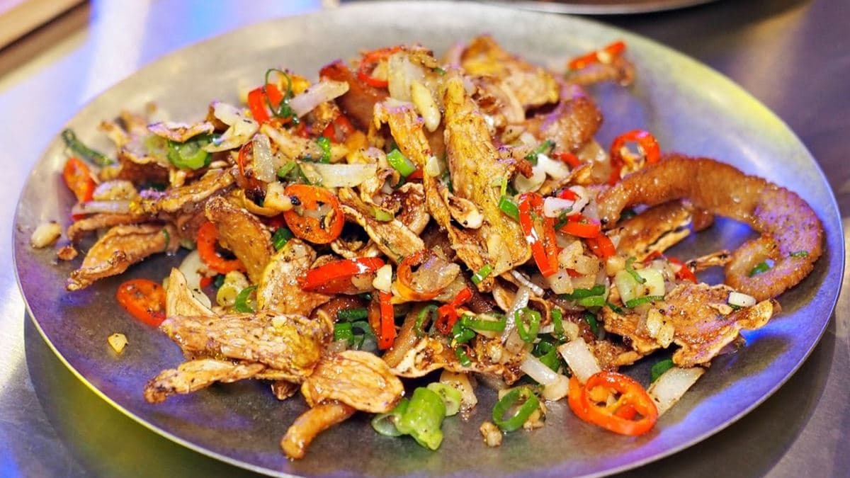 「麻油松阪豬」是炸過再乾鍋熱炒的，很唰嘴。（圖片來源：高雄美食。茉莉小姐說說話）